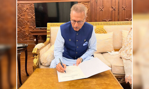 Govt tenure comes to end as President Alvi signs off on NA dissolution