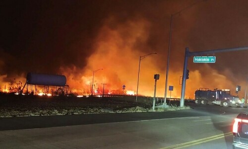 Six killed as fires scorch Hawaii resorts