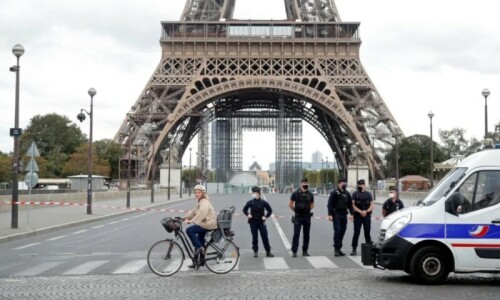 Bomb alert prompts Eiffel Tower evacuation Bomb alert prompts Eiffel Tower evacuation