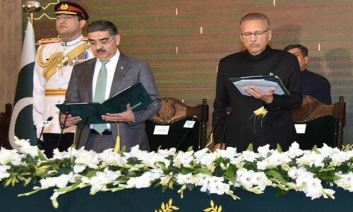 انوارالحق کاکڑ نے ملک کے آٹھویں نگران وزیر اعظم کا حلف اٹھا لیا