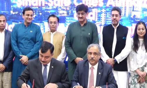 Murad performs &lsquo;soft launch&rsquo; of Karachi safe city project