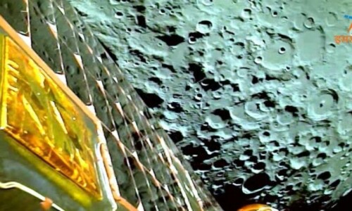 India closes in on moon landing as Russia also races to lunar south pole
