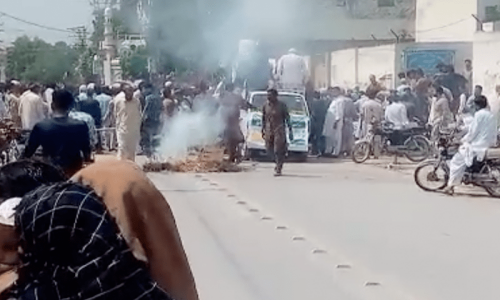 Protesters besiege Rawalpindi Iesco office, torch power bills Protesters besiege Rawalpindi Iesco office, torch power bills