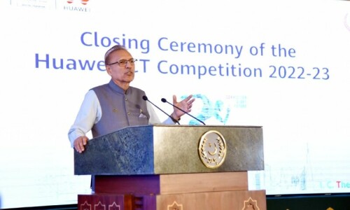 Do not worry about country&rsquo;s weak economic situation, Alvi advises youth