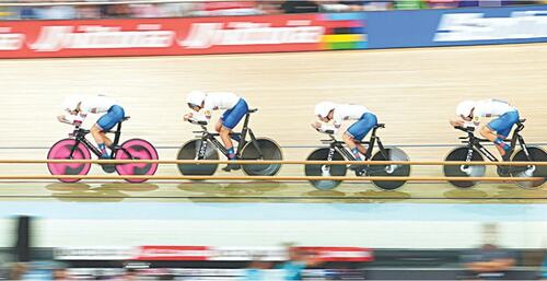 Britain’s team pursuit world title defence ends in crash Britain’s team pursuit world title defence ends in crash