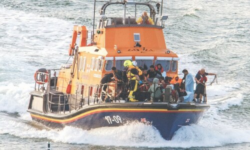 Six die as migrants&rsquo; boat sinks in Channel