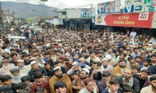 People block roads in Shangla against excessive power bills, hike in oil prices