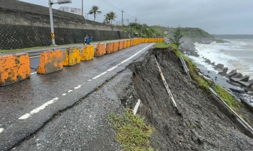 Typhoon Haikui leaves trail of destruction in Taiwan Typhoon Haikui leaves trail of destruction in Taiwan