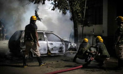 India imposes curfew in strife-hit areas of Manipur state India imposes curfew in strife-hit areas of Manipur state