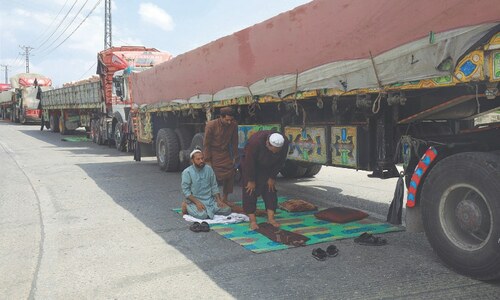Torkham crossing stays shut for second day