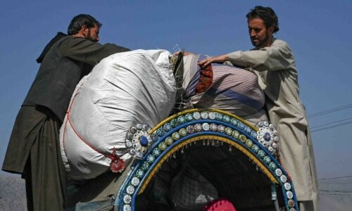 FM Jilani defends decision to expel Afghans FM Jilani defends decision to expel Afghans