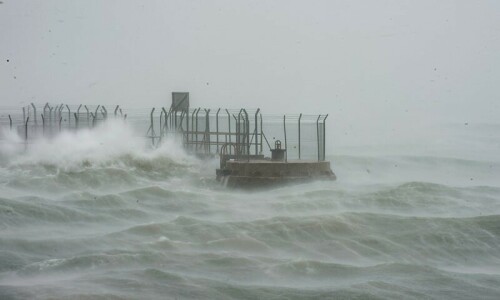 China warns of big waves as typhoon approaches China warns of big waves as typhoon approaches