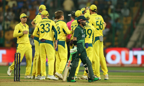 Warner, Marsh fireworks as Australia outclass Pakistan by 62 runs