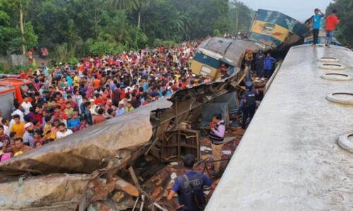 17 dead, over 100 injured in Bangladesh train crash