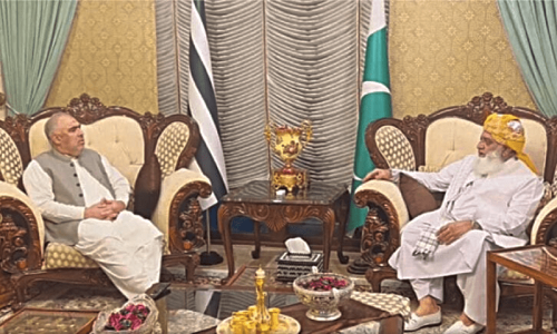 PTI team meets ‘sworn rival’ Fazl as ice melts PTI team meets ‘sworn rival’ Fazl as ice melts