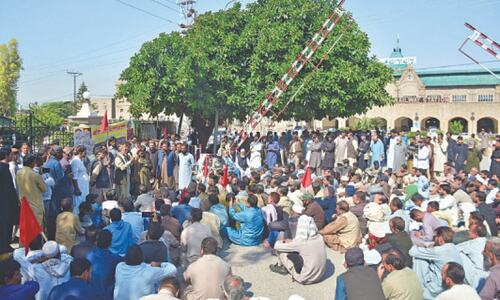 Railway workers stop trains against non-payment of salaries