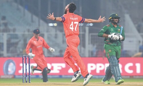 Edwards leads Dutch rout of Bangladesh