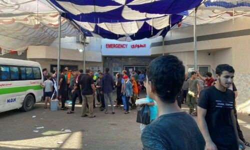 Gaza&rsquo;s main hospital becomes teeming camp for displaced people