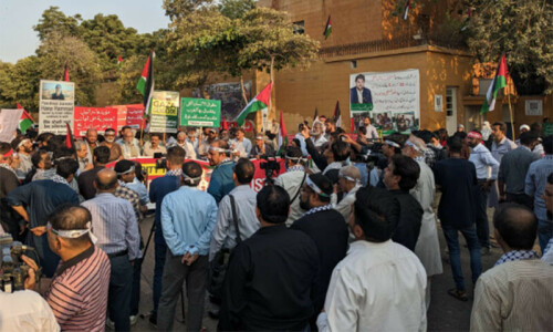 Dozens protest outside Karachi Press Club against killing of journalists in Gaza