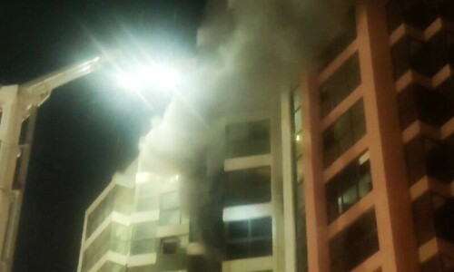 1 injured as fire erupts in multi-storey building at Karachi&rsquo;s I.I. Chundrigar Road
