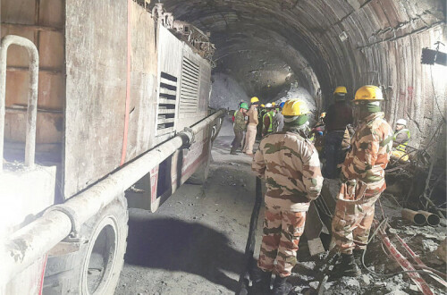 Trapped men spend second night in Indian tunnel
