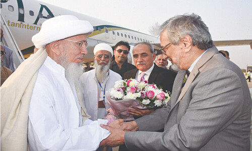 Bohra community leader arrives in Karachi