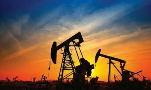 Oil climbs over 2pc