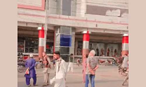 10 dead, 22 injured in fire at commercial high-rise on Karachi&rsquo;s Rashid Minhas Road