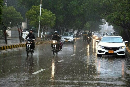 Light to moderate rain in Karachi turns weather chilly