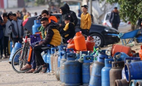 Gaza residents endure 2km-long queues for cooking gas