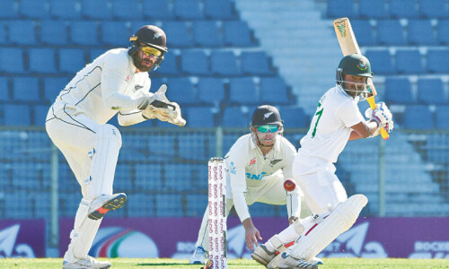 Phillips claims four as New Zealand restrict BD to 310-9