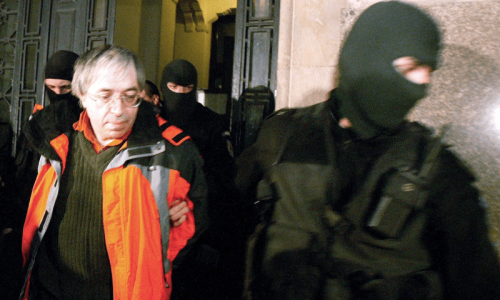France arrests guru, 40 others in raids on yoga sect