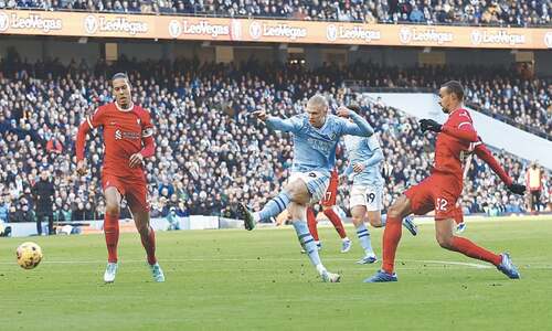Liverpool hold Manchester City in title showdown, Newcastle crush Chelsea