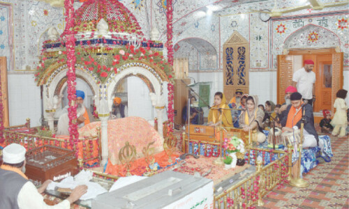 Pilgrims celebrate Guru Nanak’s birth anniversary Pilgrims celebrate Guru Nanak’s birth anniversary