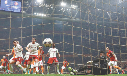 United on brink of CL exit, Arsenal through to last 16