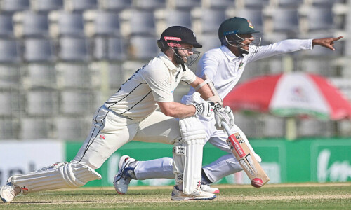 New Zealand fail trial by spin as Bangladesh sniff victory