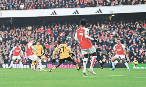 Nervy Arsenal extend Premier League lead, Burnley score five Nervy Arsenal extend Premier League lead, Burnley score five