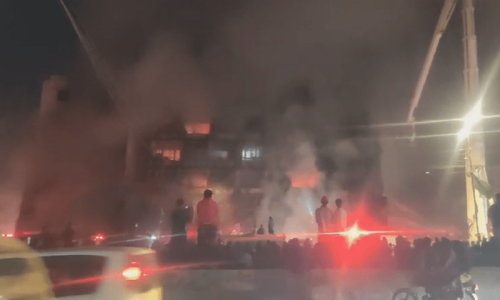 3 dead as huge fire breaks out in building near Karachi’s Ayesha Manzil 3 dead as huge fire breaks out in building near Karachi’s Ayesha Manzil