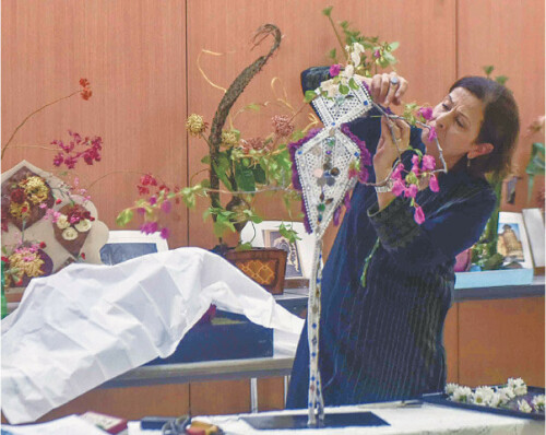 Mughal art blooms and blossoms with Sogetsu ikebana Mughal art blooms and blossoms with Sogetsu ikebana