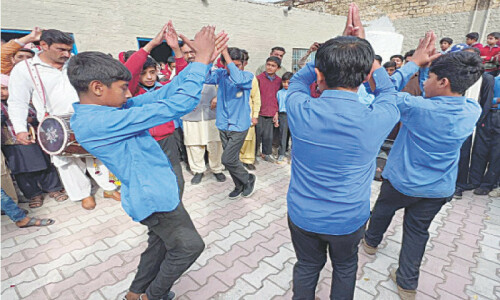 Villagers accord emotional welcome to Sardars of Vahali Villagers accord emotional welcome to Sardars of Vahali