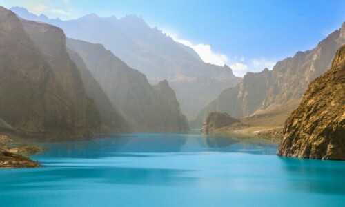 سی پیک سیاحت: شاہراہِ قراقرم اور عطاآباد کا المیہ (تیرہویں قسط)