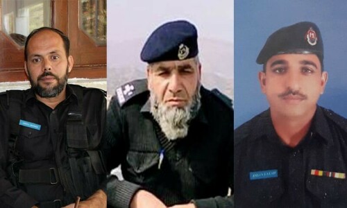 3 cops martyred, 5 terrorists killed after police headquarters comes under attack in KP’s Tank City 3 cops martyred, 5 terrorists killed after police headquarters comes under attack in KP’s Tank City