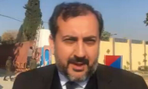 پہلے جمہوریت ڈی ریل کرنے والوں کو پکڑیں، سپریم کورٹ کے نوٹس کا جواب دیں گے، عمیر نیازی