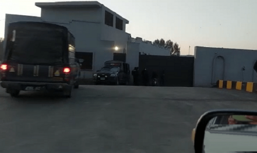 Police raid Parvez Elahi house, detain his lawyers after submission of papers Police raid Parvez Elahi house, detain his lawyers after submission of papers