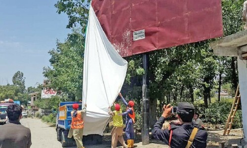 ضابطہ اخلاق کی خلاف ورزی، ای سی پی نے اسلام آباد میں تشہیری ہورڈنگز ہٹانے شروع کردیے