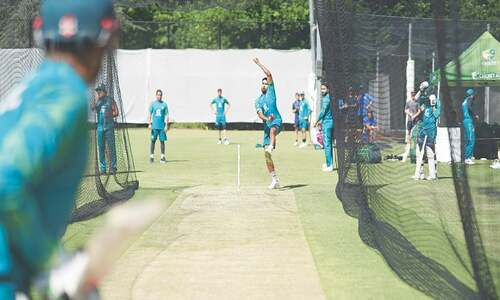 Warner angst adds spice to Australia&rsquo;s sleepy home summer