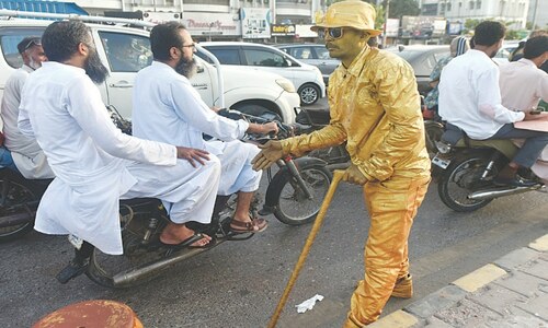‘Living statues’ amaze commuters on streets of Karachi ‘Living statues’ amaze commuters on streets of Karachi