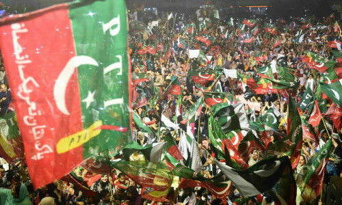 کراچی: پی ٹی آئی کے مختلف رہنماؤں کے کاغذات مسترد ہونے پر آر او کو نوٹس