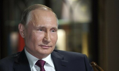 Putin offers citizenship to foreigners who fight for Russia