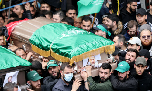 Hundreds mourn Hamas leader at Beirut funeral